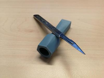 Scalpel blade cover with screw thread