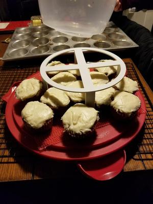 Second tier cake holder