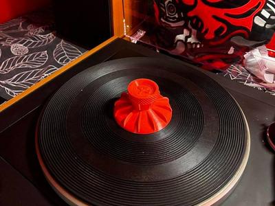 Customizable turntable clamp