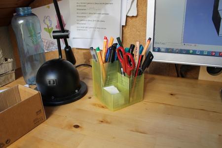 Einfacher aber großer Stifthalter mit viel Platz für Stifte.