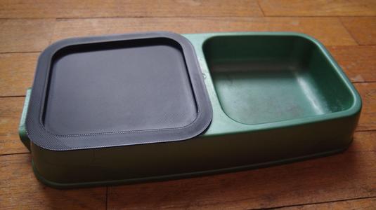 Pet dish plug - empty fluids without losing food