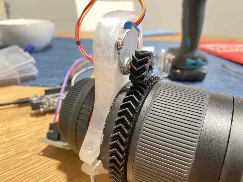 Belt-less, helical gear focuser for 135mm f/2