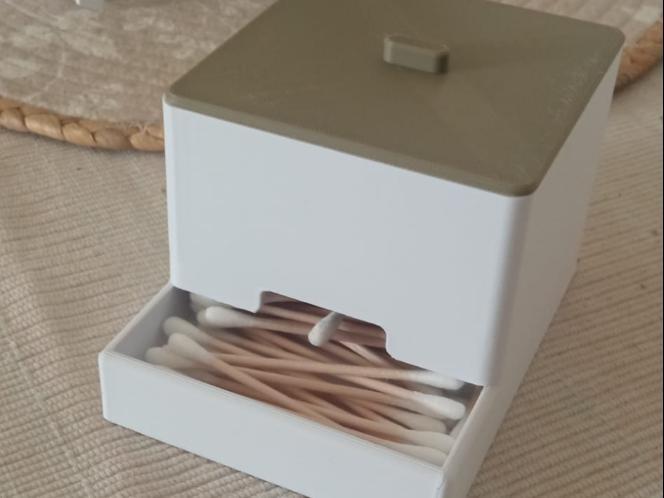 Cotton swab holder with lid