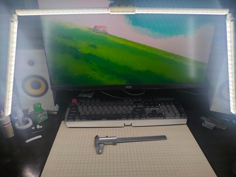 Tri-fold Desk Lamp -------[However you fold it, there's light]