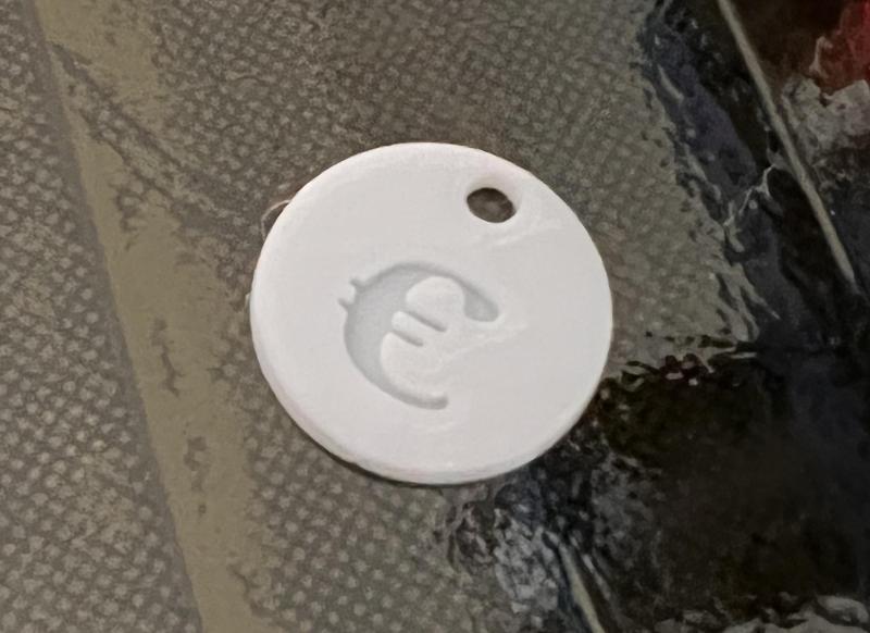 Coin for shopping cart (1 € or 2 €) with key hole