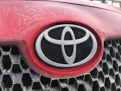 Toyata Yaris front Logo