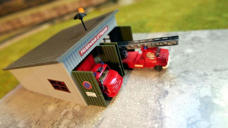 Garage for small to medium-sized (fire engines) vehicles (H0) Garage für kleine bis mittlere (Feuerwehr)Fahrzeuge (H0)