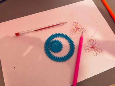KID DRAWING CIRCLE