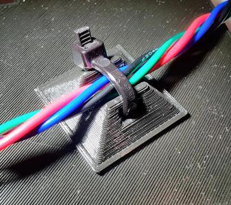 Adhesive cable holder 20x20x7mm
