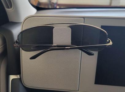 Ioniq 5 glasses holder