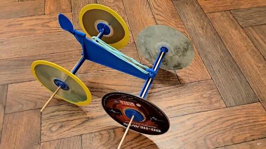 Put a rubber band on it #0344 3D printed Fan driven rubber band powered car