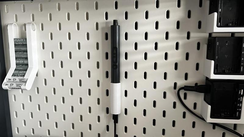 Screwdriver mount for IKEA SKADIS