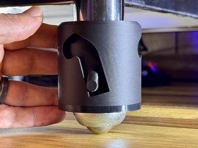 Lockable ball caster foot