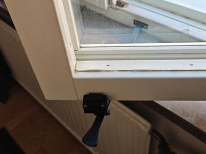 Window Holder Extra Long–Secure & Easy Ventilation