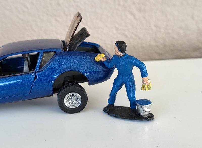 mechanic who washes a car / Mechanikas