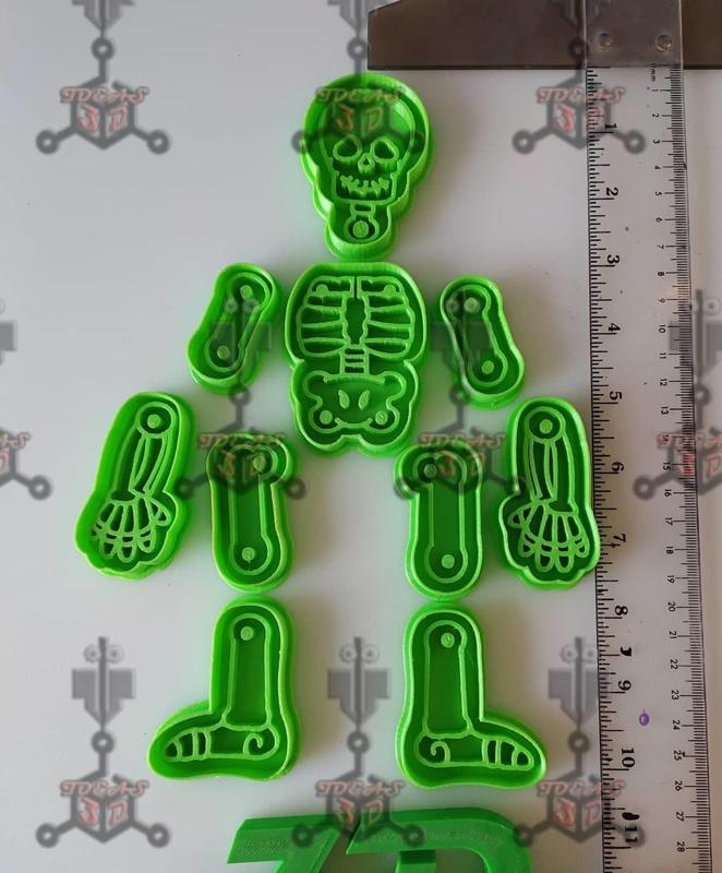 SET 10 SKULL CUTTERS 23 CM