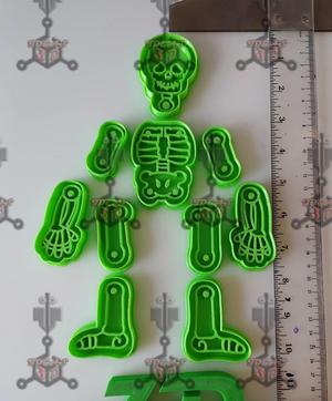 SET 10 SKULL CUTTERS 23 CM