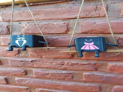 Pareja de Cubos en Columpios /Cube Couple on Swings