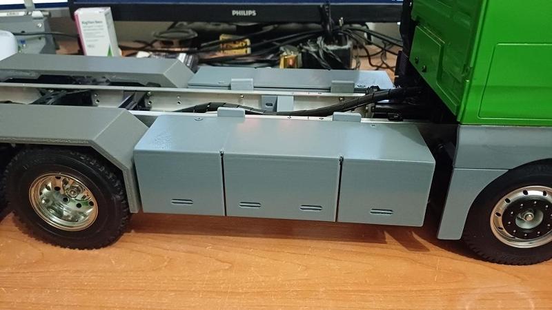 Tool box or battery box for Tamiya long truck chassis and fender piece for MAN TGX 1/14