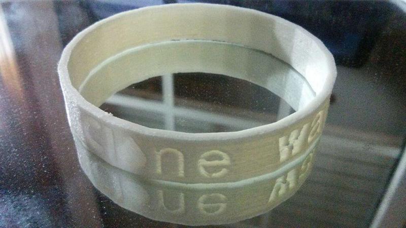 PULSERA con el texto "Clone Wars" impresa con filamento flexible