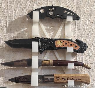 Wall-mounted knife rack