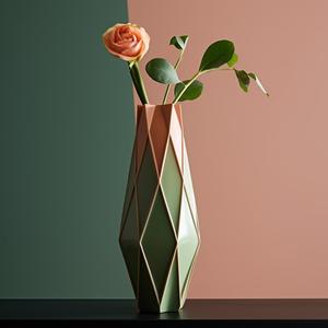 Rifletto Vase – Angular Artistry for Modern Interiors