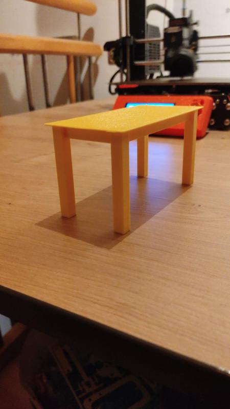 Tisch mit Gestellrahmen