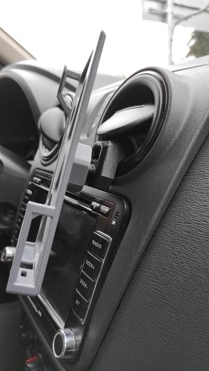 Dacia Sandero 2018 air vents phone holder