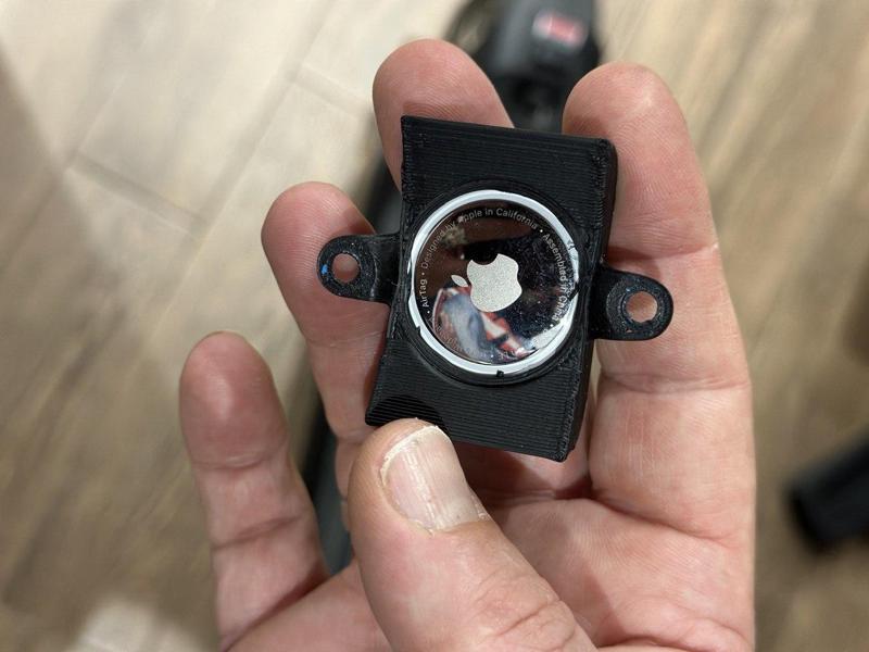 Cover to hide and protect an Apple AIRTAG on an NIU Kqi3 electric scooter / Funda para ocultar y proteger un AIRTAG de Apple en un patinete eléctrico Kqi3 de la marca NIU