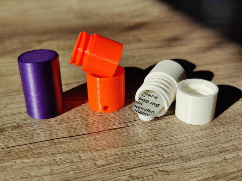 Screwable pill container