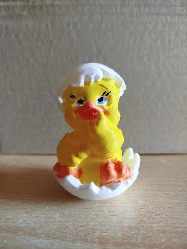 Velikonoční roztomílé kuře ve skořápce vajíčka   