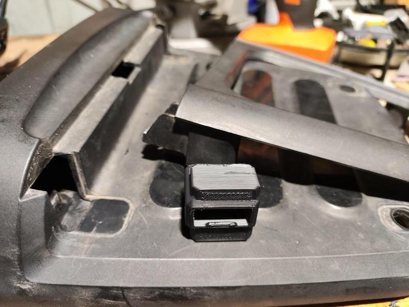 Quick mount helmet holder for Svartpilen 401