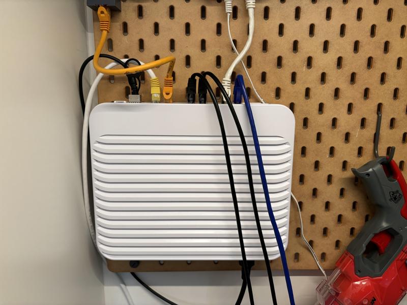 Ubiquiti Unifi USW Enterprise 8 PoE Skadis Mount