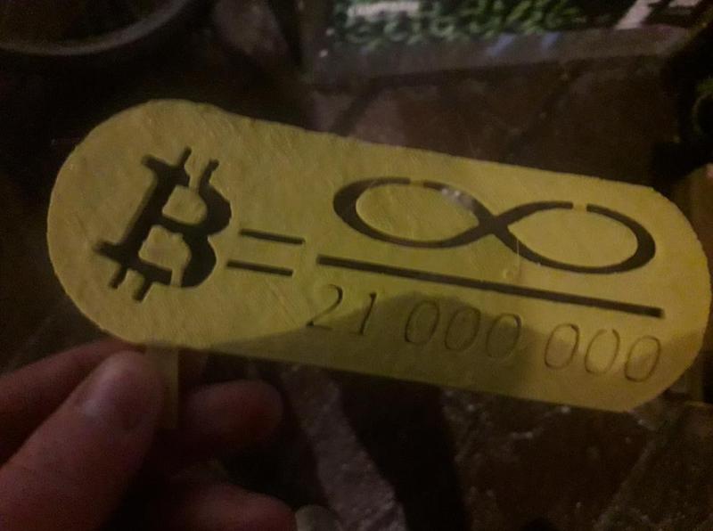 Bitcoin graffiti filter : infinite fiat money printer divided by 21 000 000