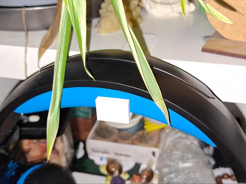 Headphones shelf holder