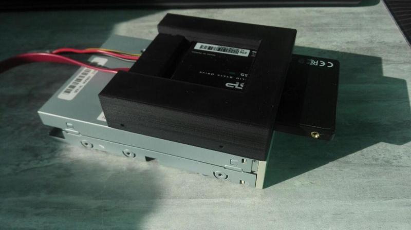Floppy bay dock for SSD