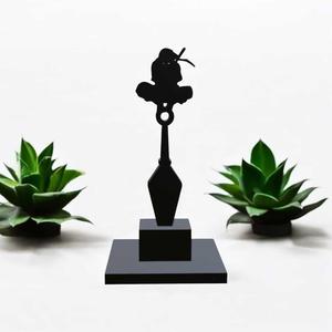 Itachi iconic post pose in kunai Table top