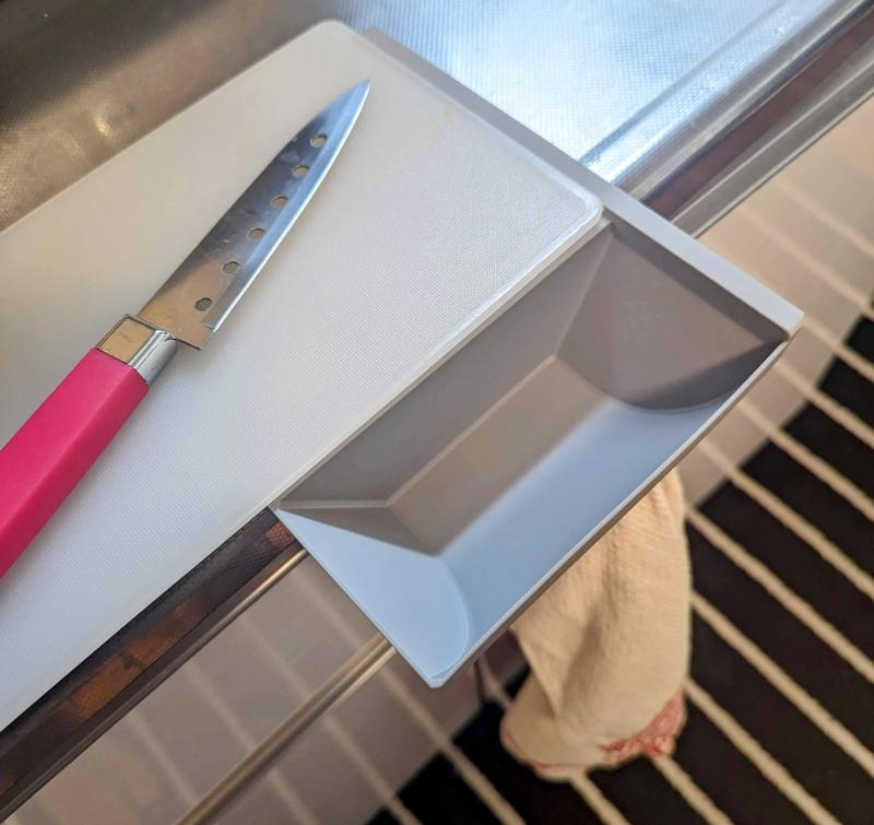Cutting board trash tray (no supports)