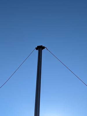 Rocket launch rail stabilizer