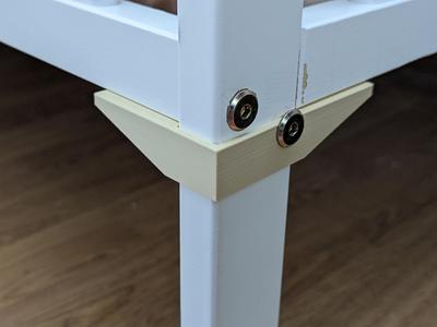 Kid's crib corner bracket