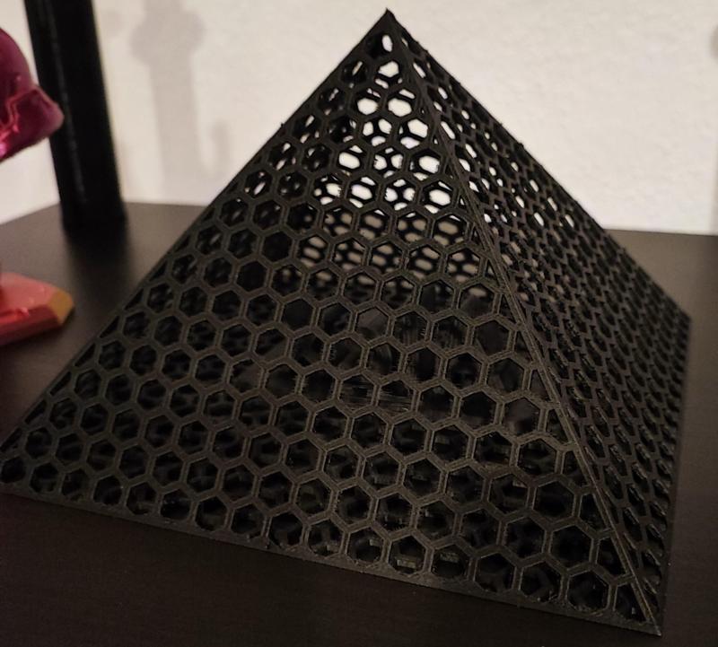 Pyramide aus Hexagonen/ Pyramid of hexagons