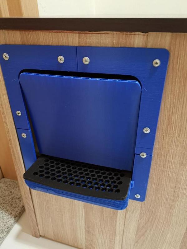 Cat box door with sand collecting mat