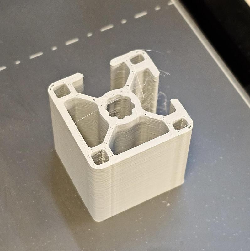 Aluminiumprofil Nut 8mm 30x30mm Typ B 2 Seiten geschlossen (90°)/ Aluminum Extrusion 30x30mm U8 Type B 2 Sides Closed