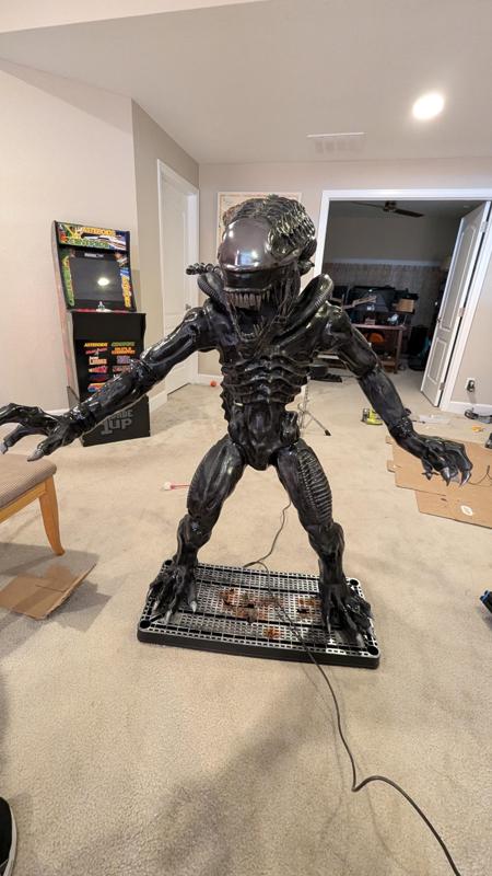 Aliens xenomorph standing