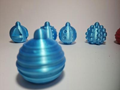 Ball-shaped Christmas tree decoration