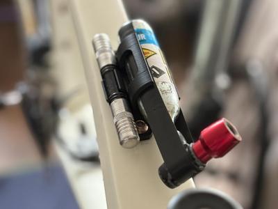 Dynaplug racer Pro & CO2 holder bottle mount bike