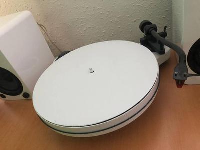 Vinyl turntable dust cover
