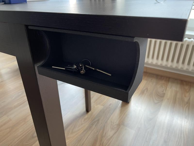 Kleines, robustes hängendes Fach (20 cm breit, 10 cm hoch, 8 cm tief)