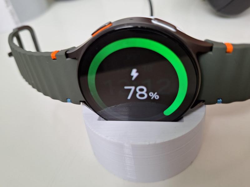 Samsung Galaxy Watch 7 stand