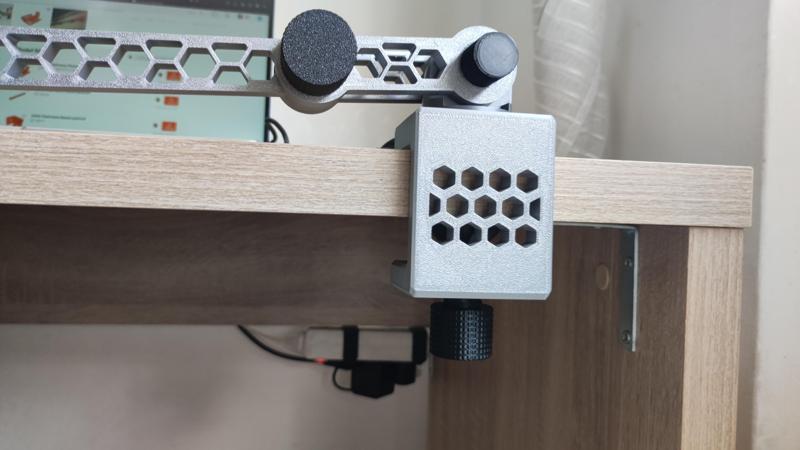 BASE WITH HONEYCOMB DESIGN AND LAYS FLAT ON THE BED